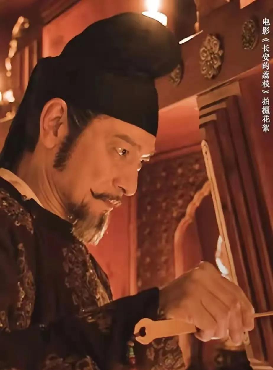 我觉得吴京又要拍大腿了不是因为那尔那茜事件也不是推迟上映问题，而是他的电影选