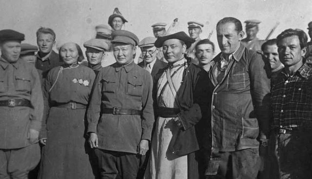 1936年，蒙古国总理根登访问苏联期间，遭到了斯大林当众羞辱训斥，因为自从苏联扶