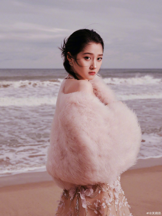 关晓彤ELLE风尚大典​​​出图感觉这次妆造是正常发挥，但是工作室滤镜好重啊[