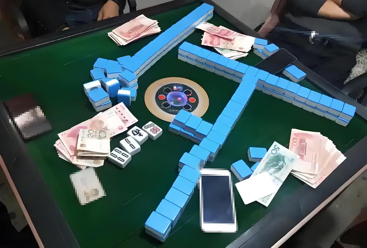 长沙姚丽，亲手把丈夫打拼多年的3000万家产，全砸在了麻将桌上。丈夫王天辉白