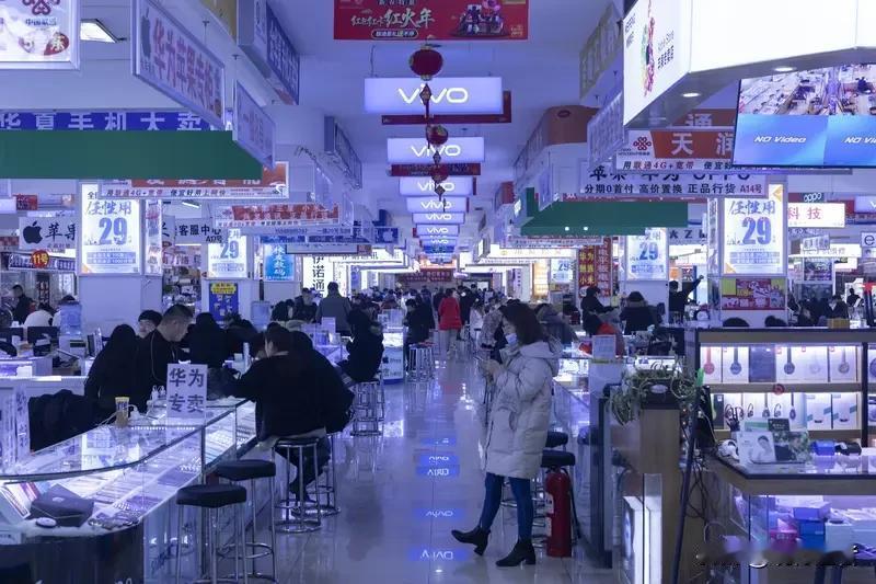 2026年或将见证手机市场的反常现象：全品牌机型集体调价已成定局。这轮由内存芯片