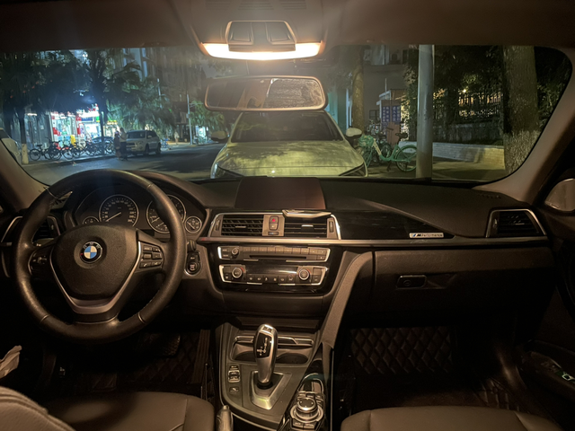 宝马3系9年的3系，不烧不漏，超车变线犹如鱼在水里游，油门轻快，底盘运动兼舒适