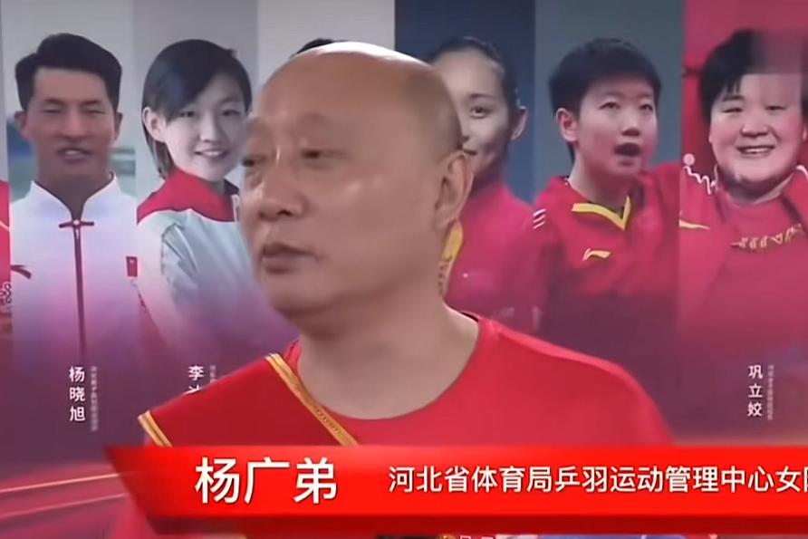 孙颖莎的启蒙教练杨广弟谈到为啥管徒弟叫“老孙”的原因。杨广弟说：莎莎赛场上非