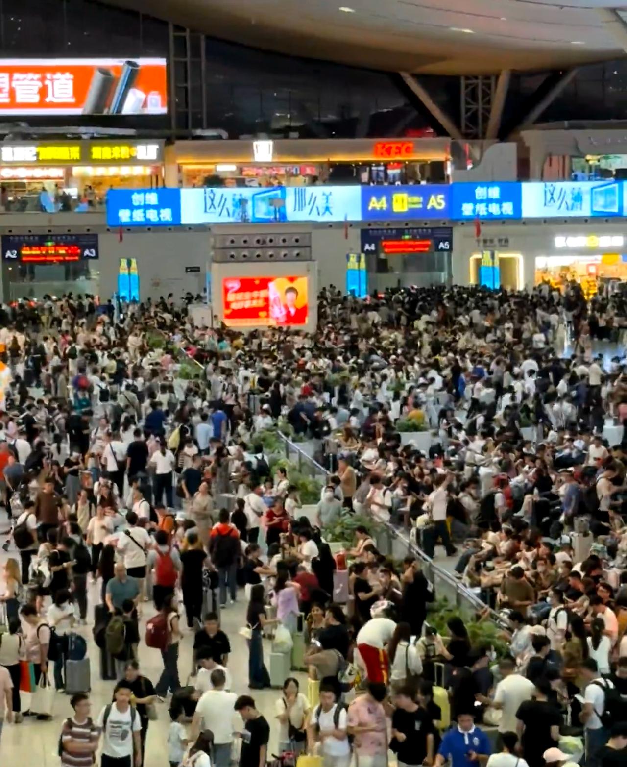 ？深夜一点的深圳北站。国家要是多放点假给人民就好了，也不至于每次大小节假日堵