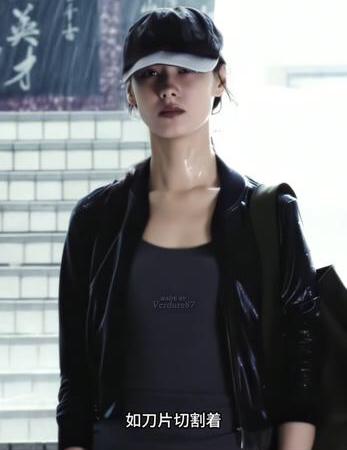 梁洛施精灵耳，耳高于眉、聪明过人，大富大贵之人。我也不怕马浴柯生气，梁洛施牵着他
