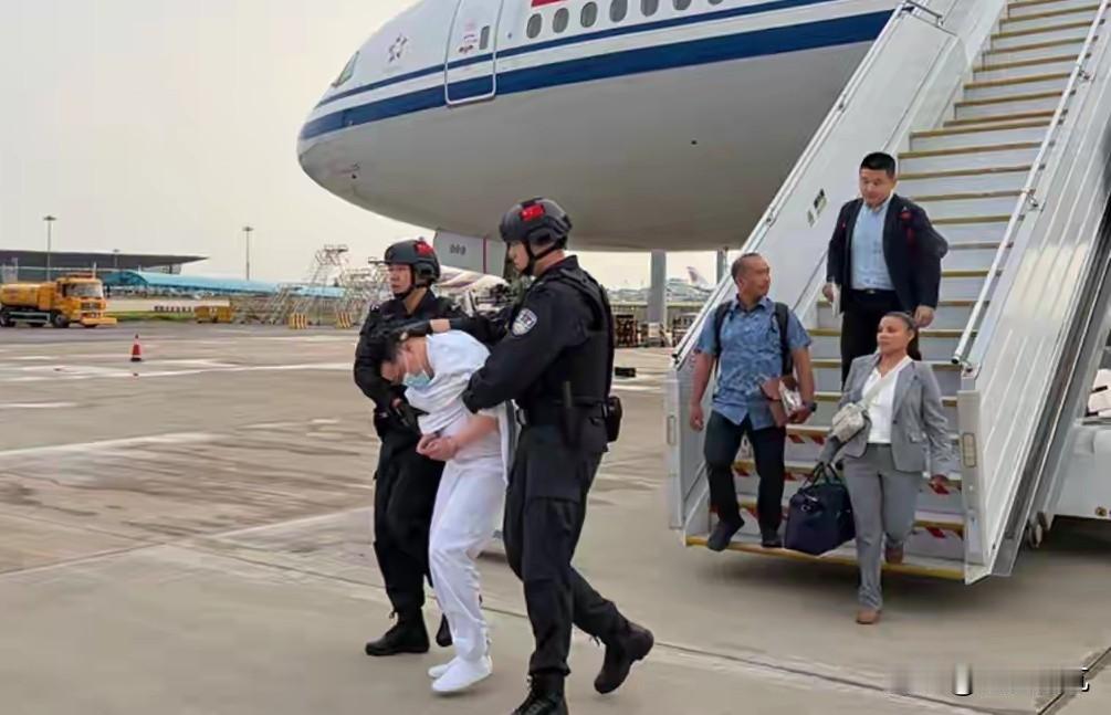 美国这笔账算的精明，榨干了外逃贪官身上的油水，现在想把人给送回来，可能吗？最近