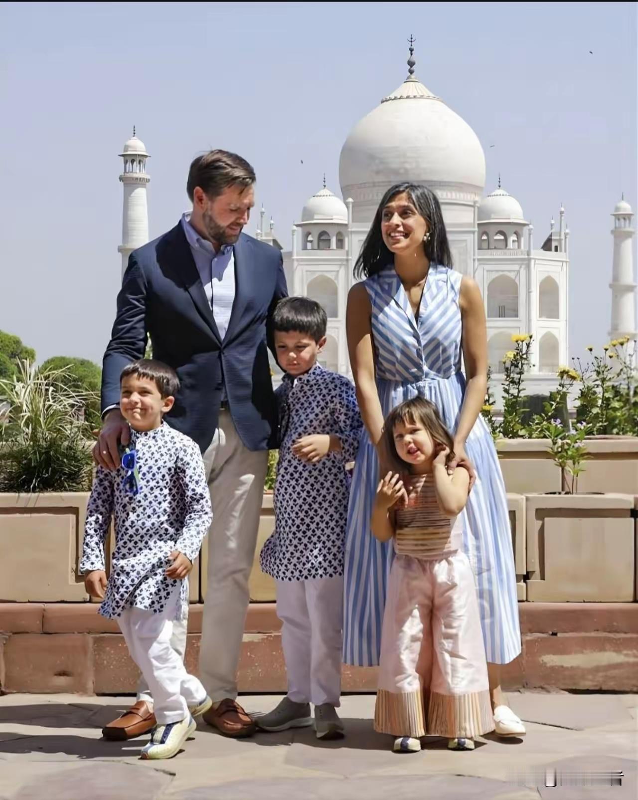 美国副总统万斯和印度裔妻子相识于耶鲁大学法学院，缘分妙不可言。日前他们一家展开印