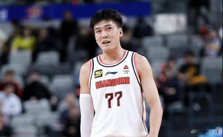 广东队放弃锁死对方小外援的人，竟是因为一个青训档案里的数字。你肯定没见过这样的