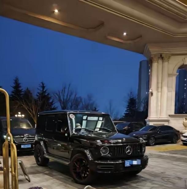 近日，有网友在青岛偶遇王宝强与女友冯清，两人同乘一辆京牌奔驰大G现身，画面十分接