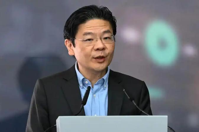 新加坡这次是真的急了。2026年8月23日国庆群众大会上，黄循财宣布：从2027