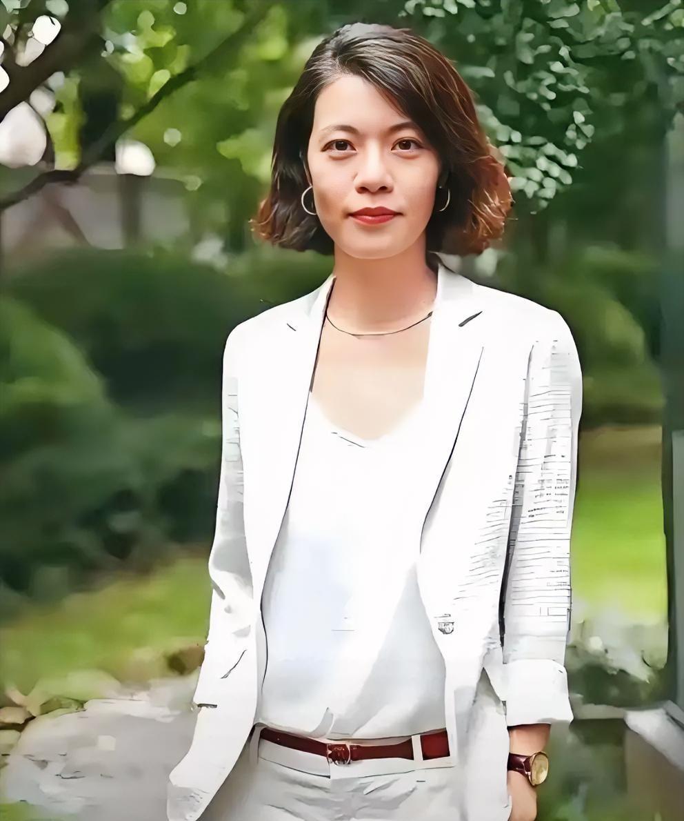 复旦大学陈果教授说：“如果你发现嫁错了人，还生了孩子，又想离婚，又放不下孩子，千