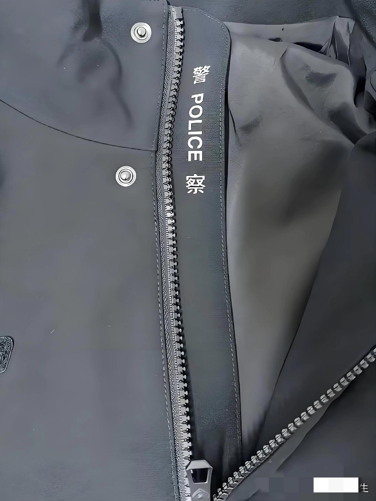 帅炸！2025式警服正式列装，冲锋衣+战术裤太能打，经费还省了2.36%！警