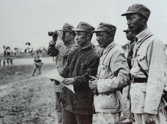 1945年，粟裕正为一场恶战焦头烂额，敌军五倍于我，却固守不出，就在此时，一位路