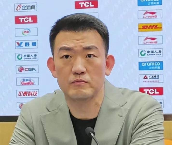 广厦队憋屈一战，王博有话要讲，可没讲到点子上，昨晚最后1秒被绝杀，愣是把CBA打