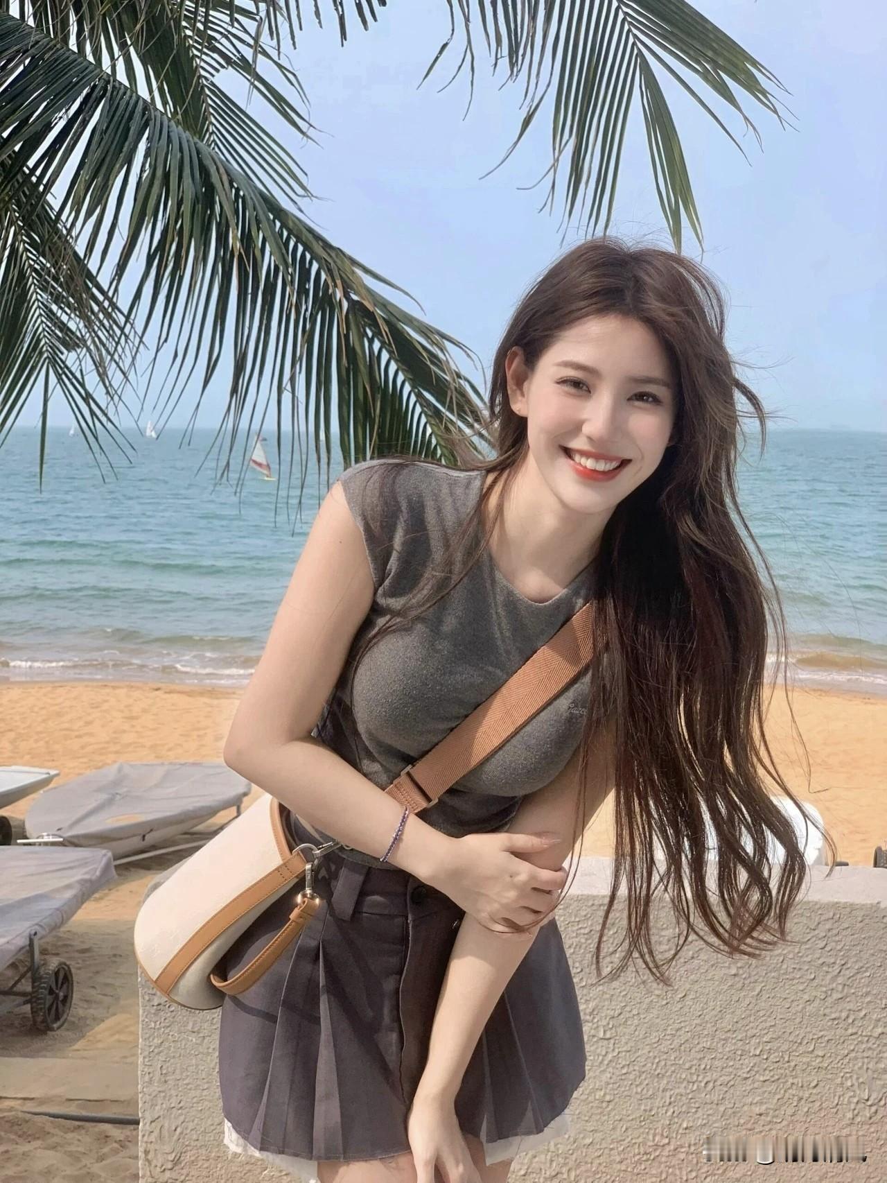 海边拍照不用硬凹造型，随手一拍都好看。今天分享一个我最近很喜欢的动作，特别出片。