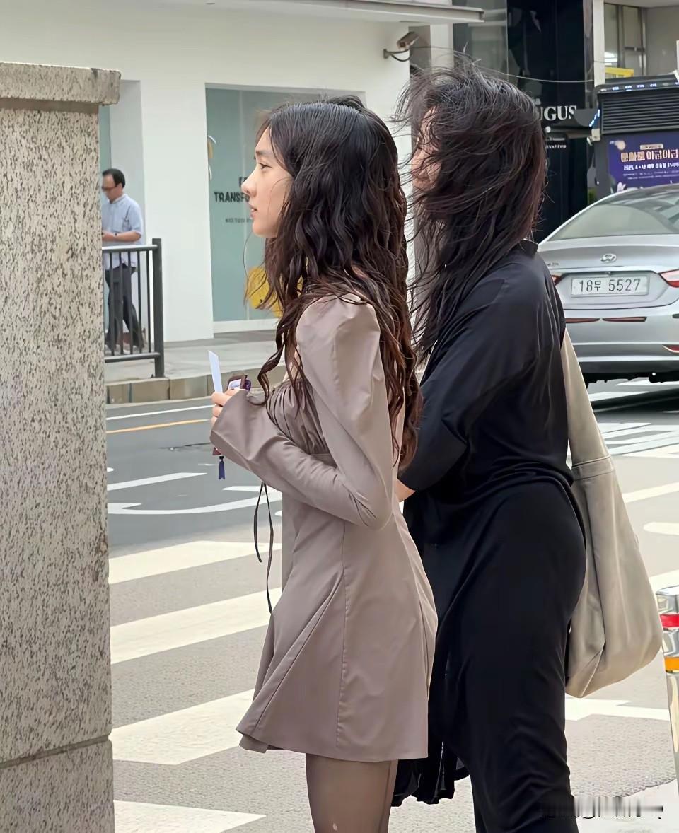 黄多多穿黑丝出现在街头，黑丝虽美，但质量不咋地，大腿处破了一个洞洞。