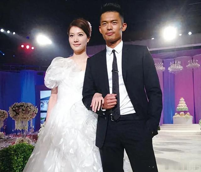 林丹出轨8年后，选择隐忍的谢杏芳与丈夫同框，眼里爱意全无啊​​​