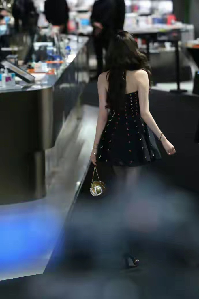 关晓彤卸妆只卸灰尘！满分比例撑起顶级千金氛围感