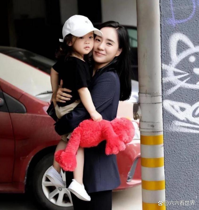 王智的女儿回眸望向镜头，五官轮廓与母亲如出一辙。网友惊叹这简直是“复制粘贴”。