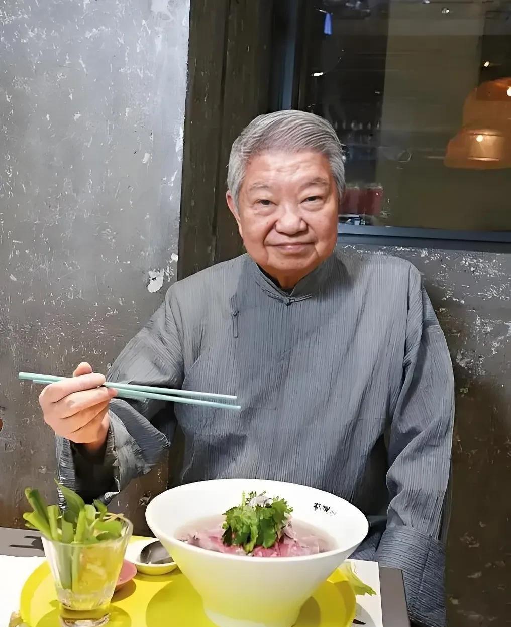 蔡澜走了，老爷子不是死于疾病，也不是死于孤独终老，而是潇洒快活一生之后的寿终