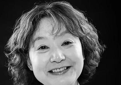 她是1977年中国恢复高考以来，第一位高考女状元，语文差一分满分，她的作文更是被