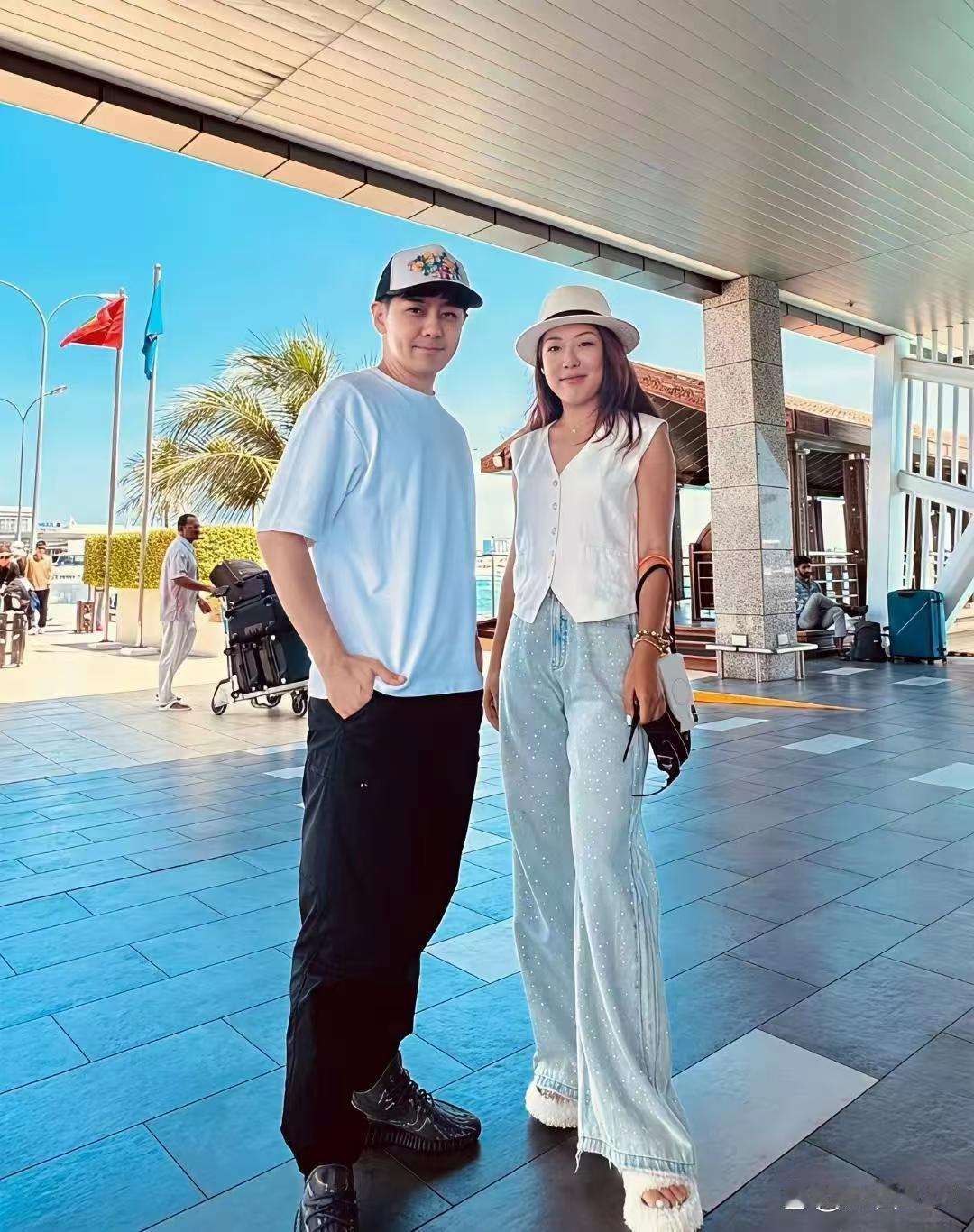 50岁林志颖在马尔代夫度假，他的脸色好憔悴，黑眼圈好重，卧蚕奇怪，苍老了好多。