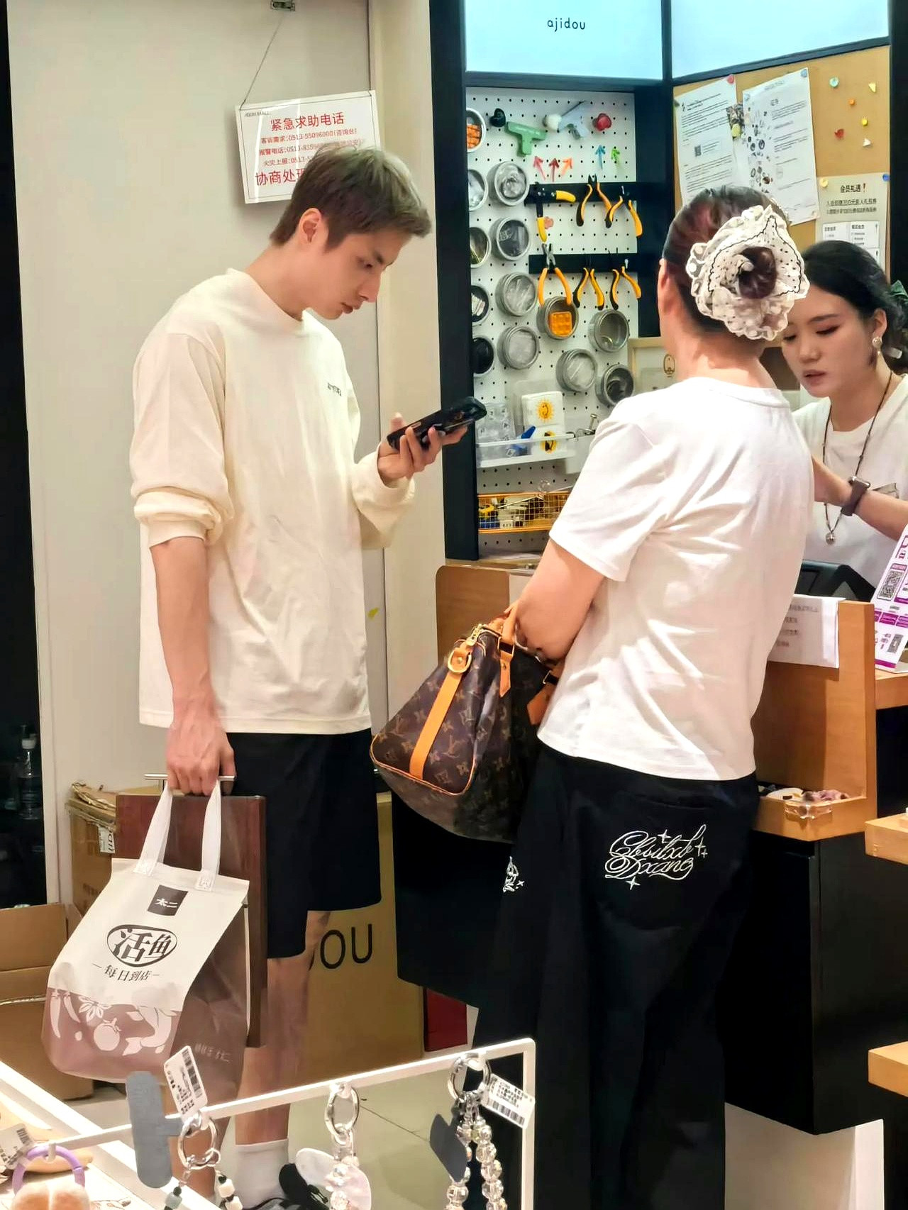 国羽一哥石宇奇低调现身江苏南通老家，陪着妈妈悠闲逛商场，身边连个助理都没带。前几天还在接连退出多站国