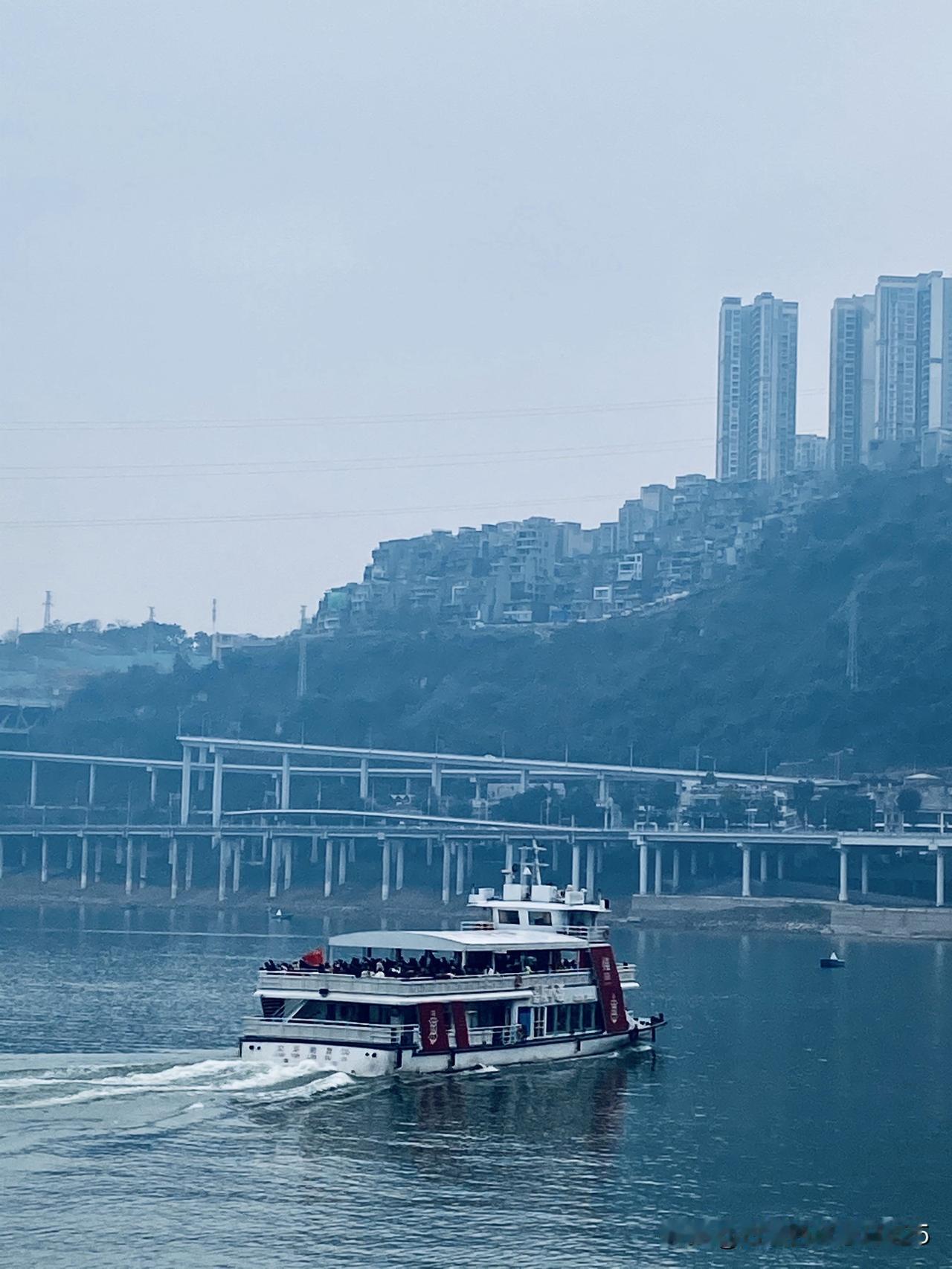 马年初一：碧波荡漾，“嘉陵小渡”新景象春节黄金周，外地游客蜂拥重庆。我平日