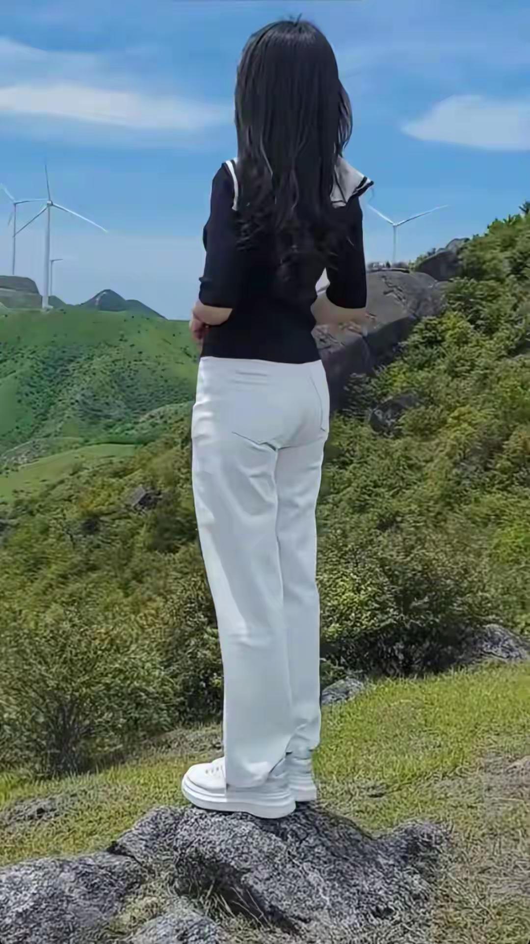 风车山上的少女，自由与梦想的旅程。