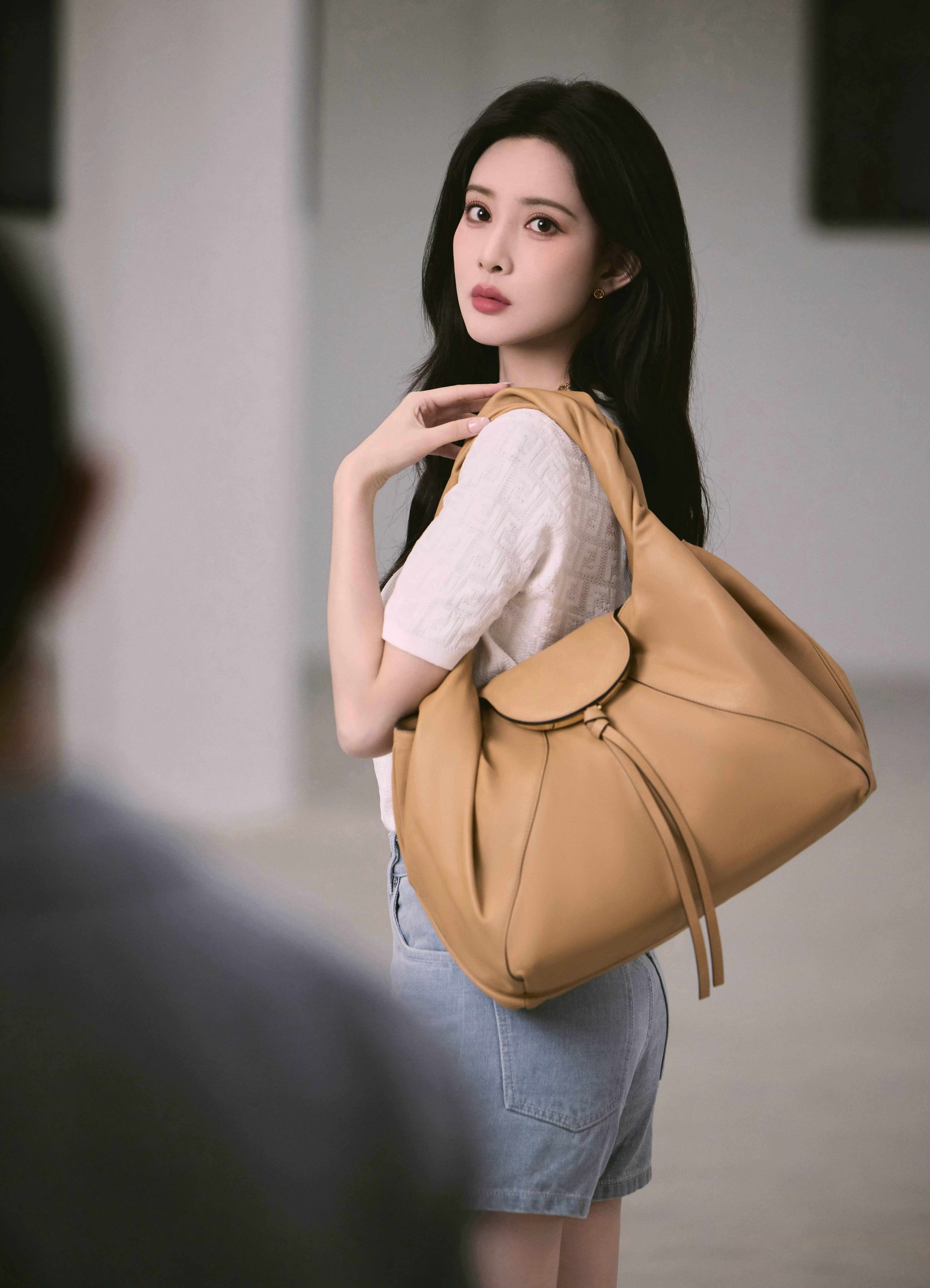 演员孟子义出镜FENDI全新宣传大片，身着简约时装搭配FendiSpyBag