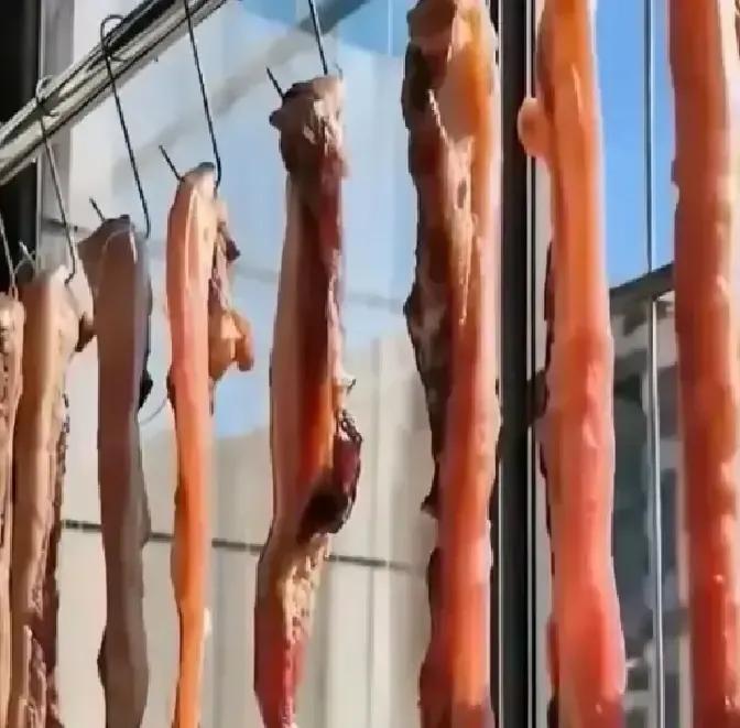 武汉阿姨拿矿泉水瓶剪成斜坡，腊肉油一滴不落地流进瓶肚，视频一出点赞破百万。我刷