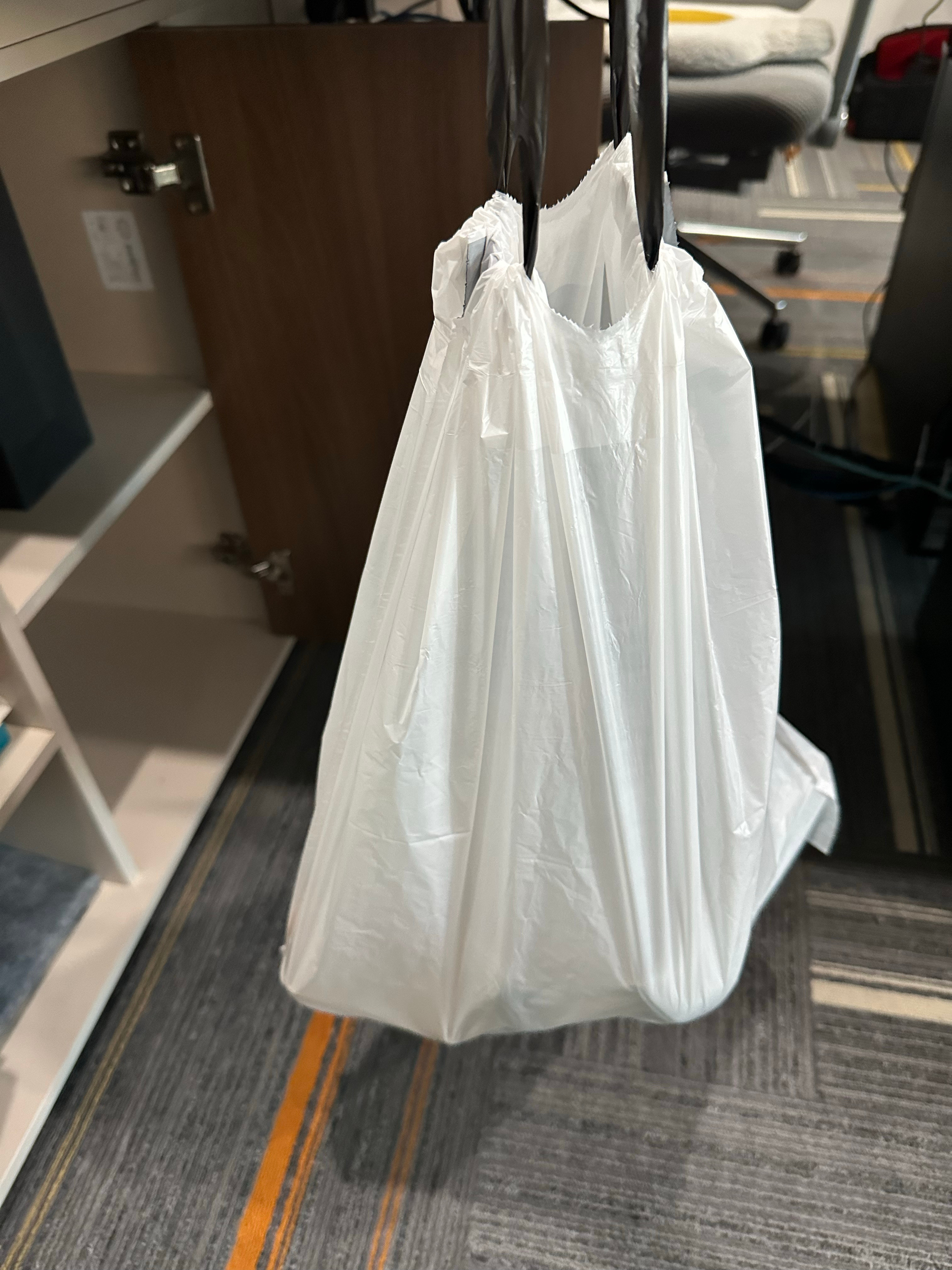 今天上班没带包～但下班了想提两双高跟鞋回去….只剩垃圾袋了…虽然略显狼狈[捂眼睛][