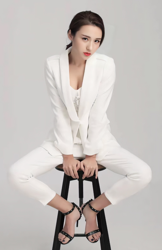 刘静怡，168cm，脚足够美