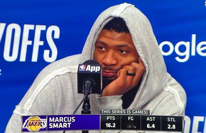 湖人的更衣室领袖斯玛特说：“我自己有6次失误，这对于我来说是不可接受的，尤其只是