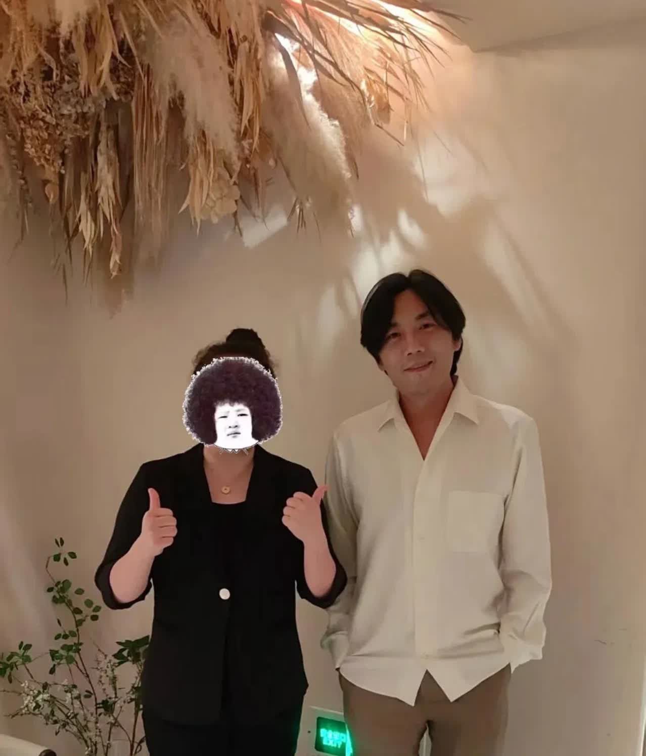 秦昊伊能静西湖吃饭！有网友在西湖某餐厅遇到了秦昊伊能静夫妇，不得不说，秦昊私底下
