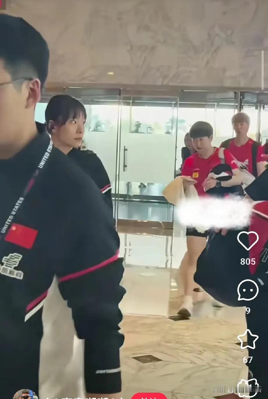 今天这个酒店门口的人好多啊。莎莎和曼昱打完女双就一起回酒店了，两个人衣服也没换