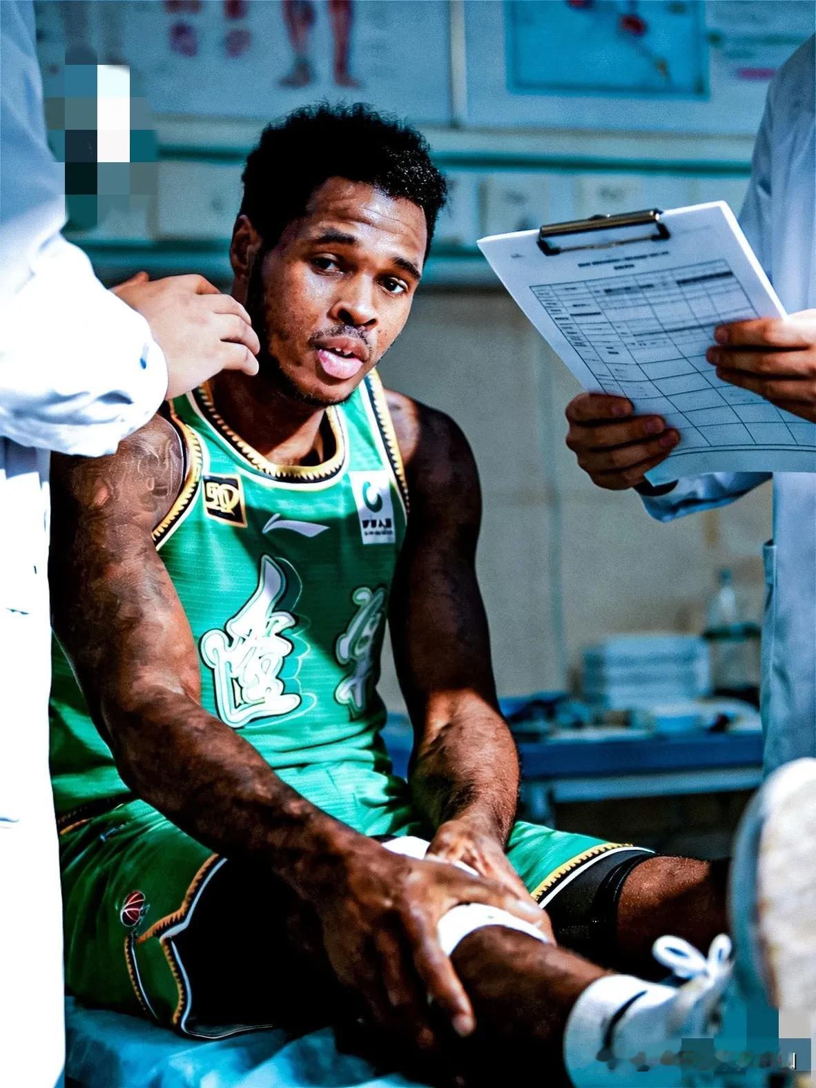 辽宁队外援亨特面对新疆队的比赛中，出现了肌肉拉伤的情况，亨特拉伤的原因的大概率是