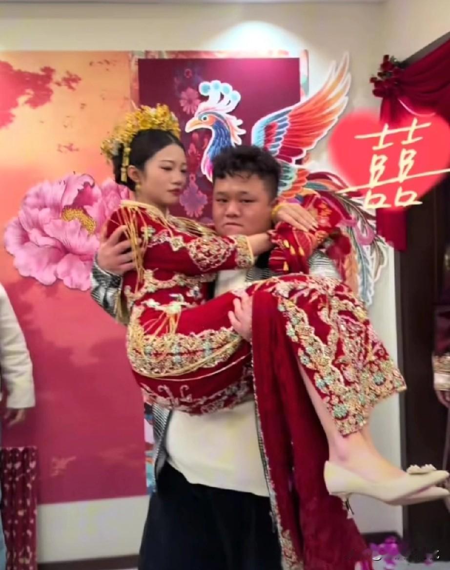 笑着笑着就哭了，就在今天解清帅妹妹梁静结婚，大哥二哥轮流抱着妹妹出嫁的画面