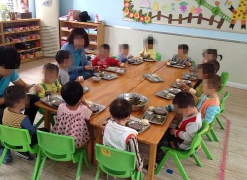 小姑子带刚摔跤的宝宝游泳, 孩子长出奇怪斑点送医, 医生: 没常识