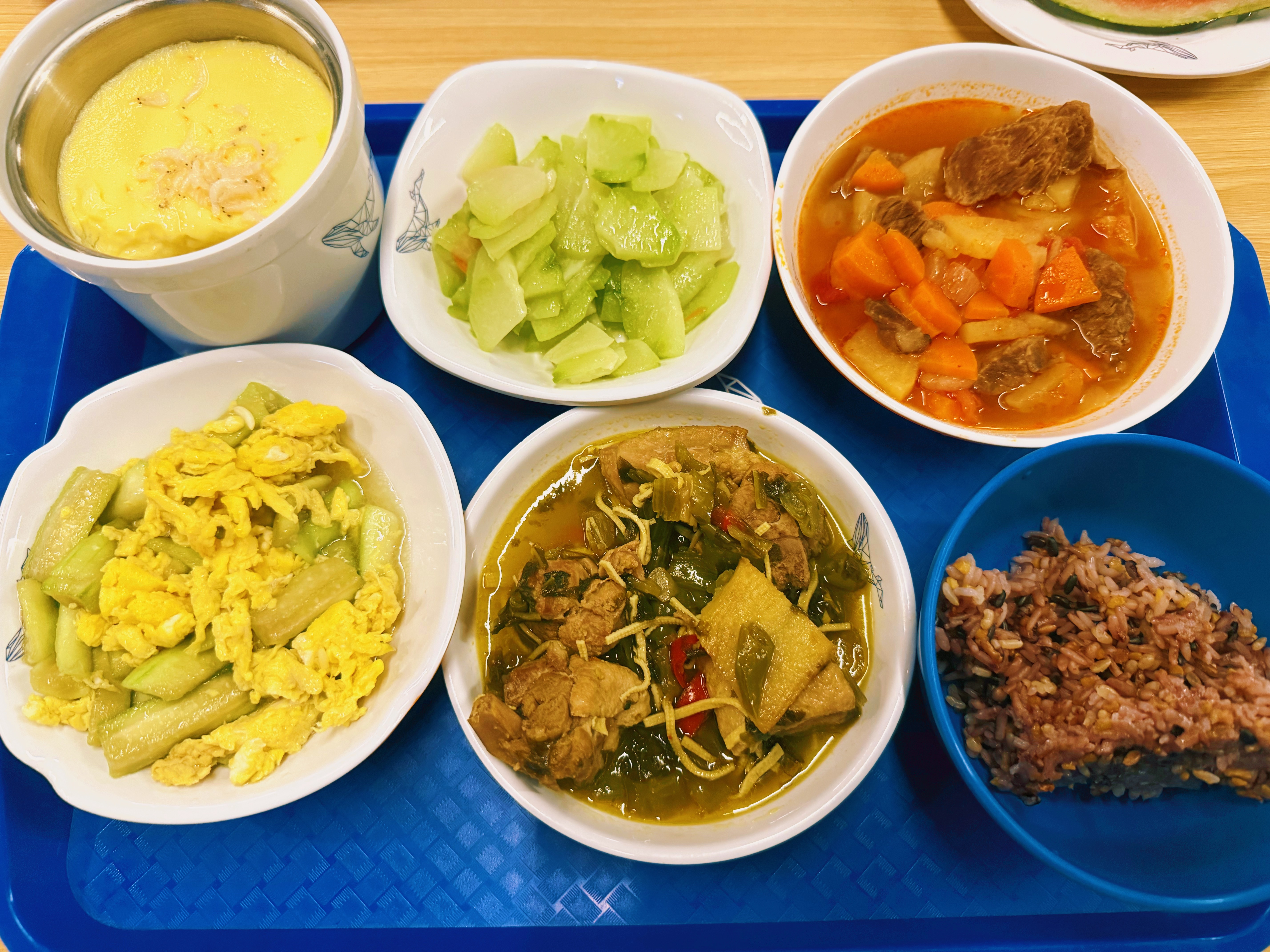 苹果牛今日公司工作午餐，丝瓜炒鸡蛋、水蒸蛋、清炒XX瓜片、家烧鹅块、