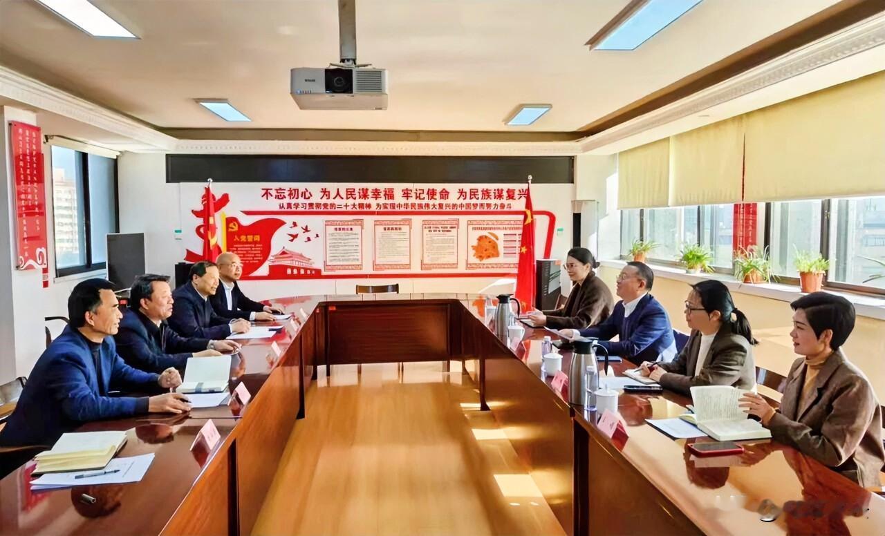 11月26日，山东省政府驻上海办事处党委书记、主任张义英与来访的东明路街道党工委