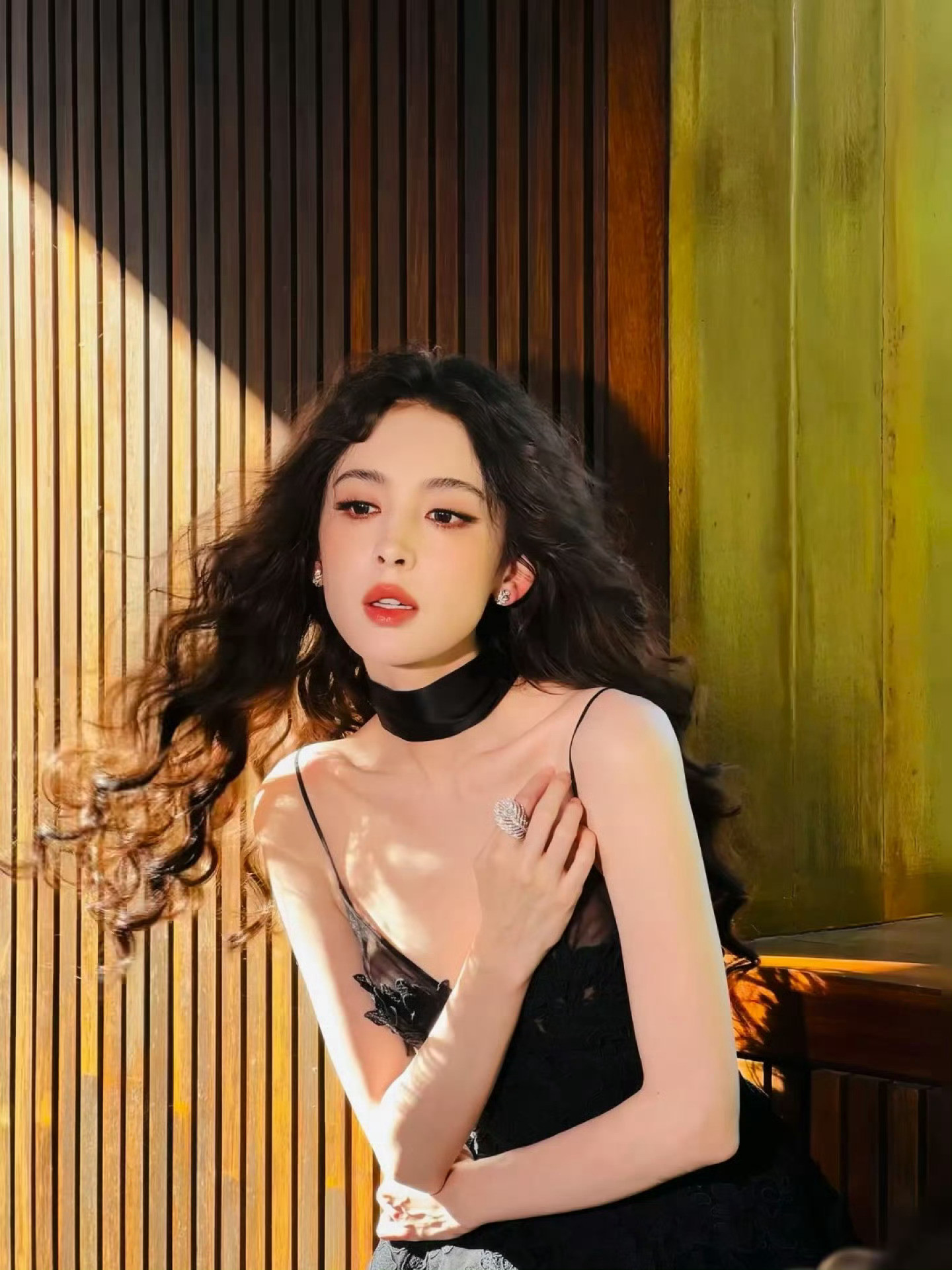 娜扎瘦的骨头根根分明女明星们一个个真的很卷，镜头里都这么瘦了，真人得多瘦啊[跪了