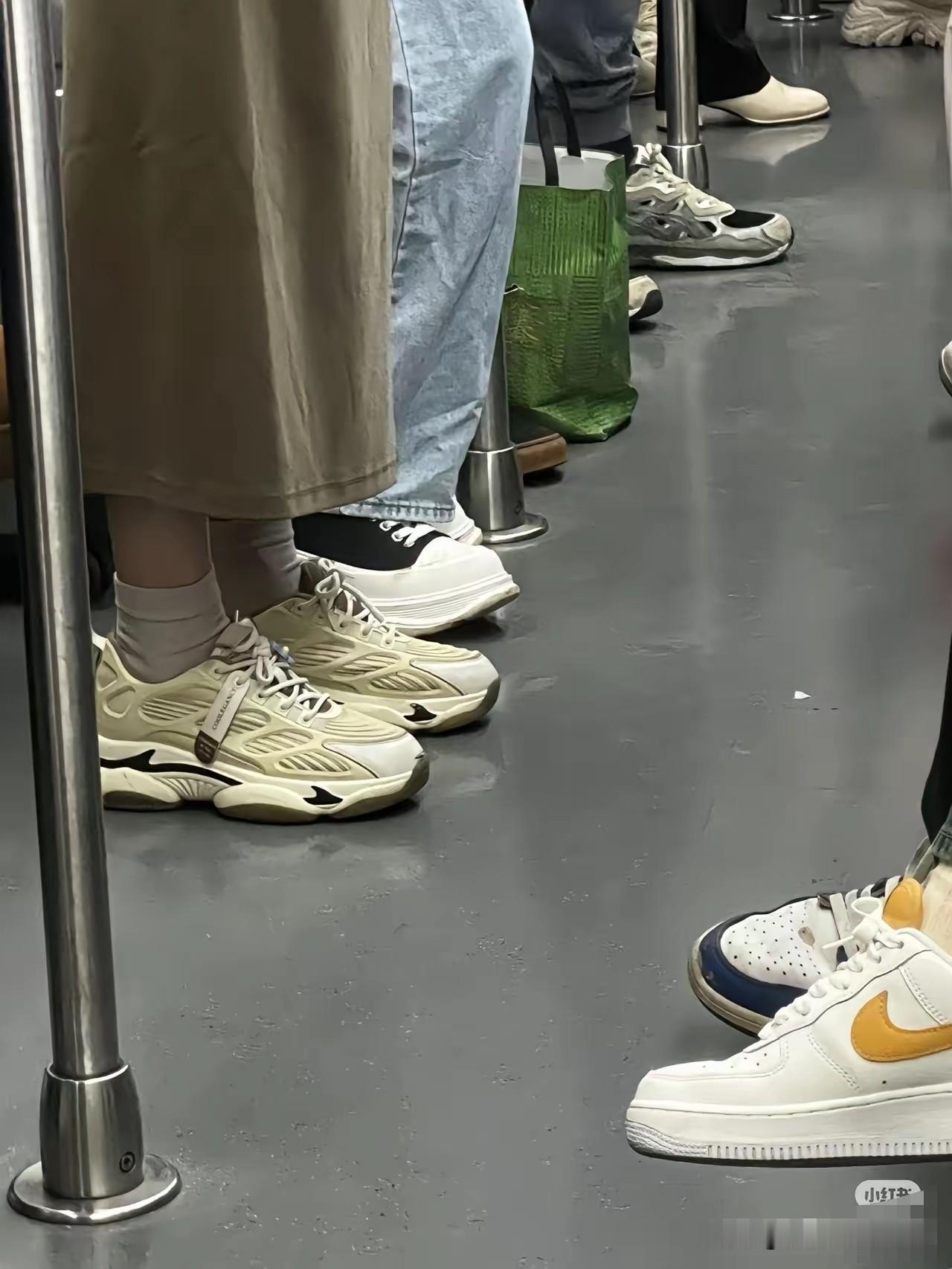 大家发现没？无论现在是走在大街上，还是在地铁里。人们脚上穿的鞋，90%以上都是舒