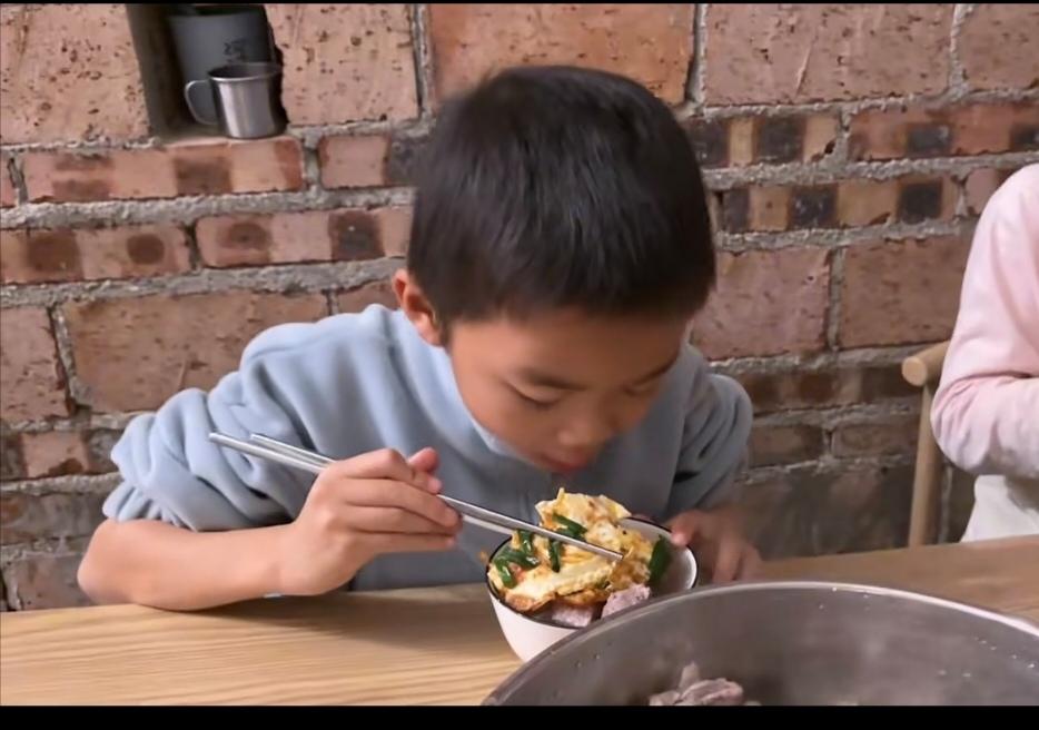 有人问广西一帆妈妈和爸爸为什么不给楼房铺上地板砖？为什么不给墙刷上大白？广西