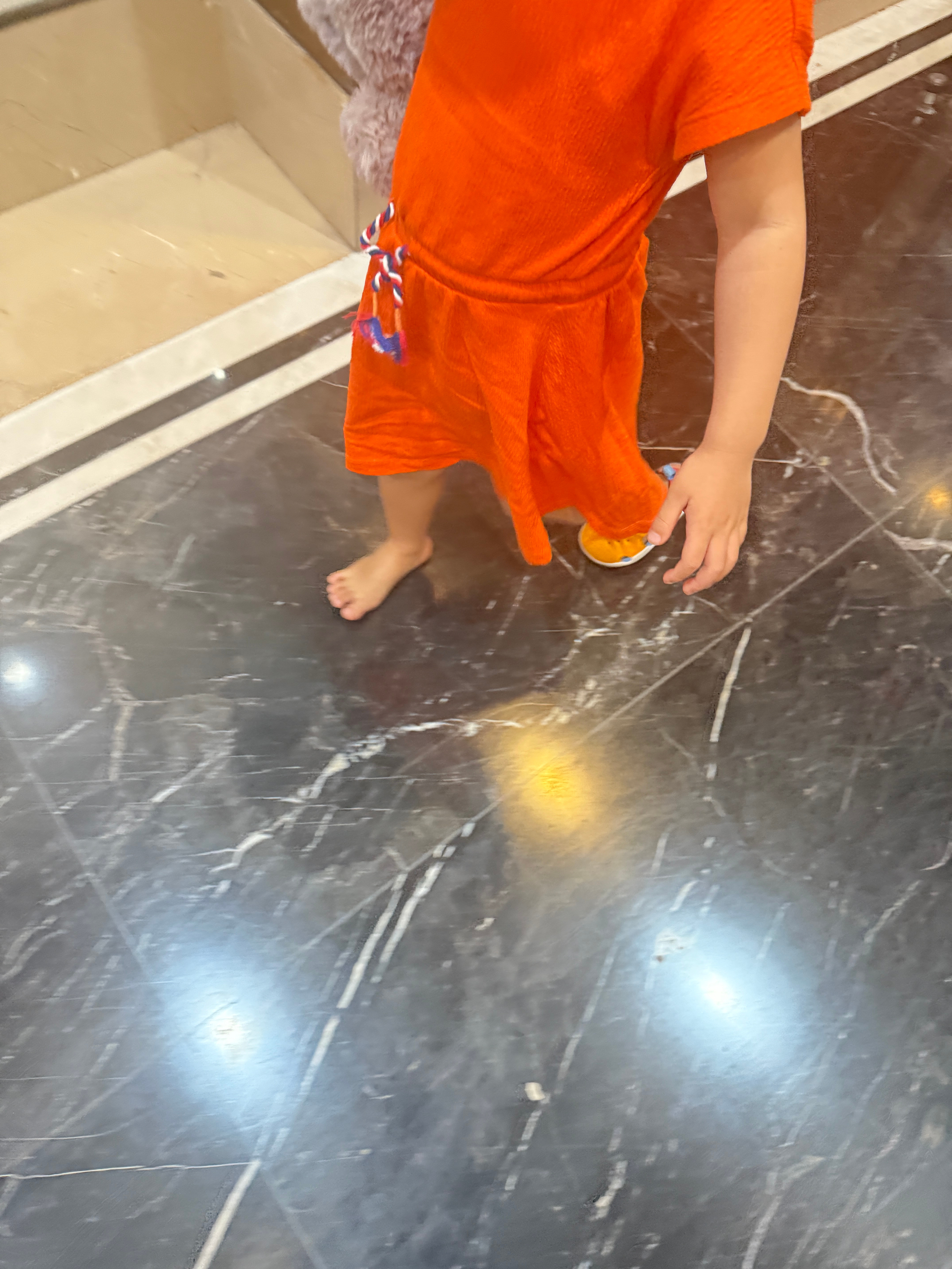 鞋子又掉在超市了这是旅蛙第二次把鞋掉在超市同时也是第三次在上车的时候把球宝的鞋搞