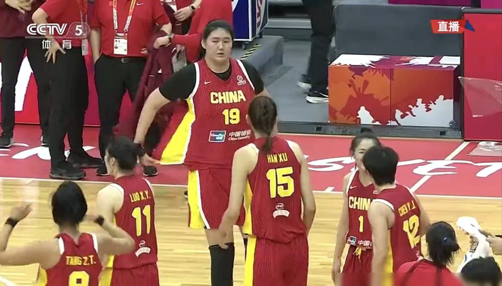 你敢信？就差1分！最后10秒西班牙走步漏判，中国女篮把到手的胜利送没了！全