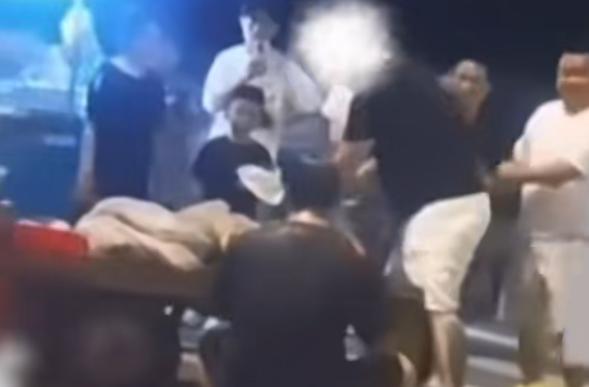 30秒10个西瓜砸在瓜贩脑袋上！男子因同行女子与西瓜摊贩发生口角，竟在30秒内接