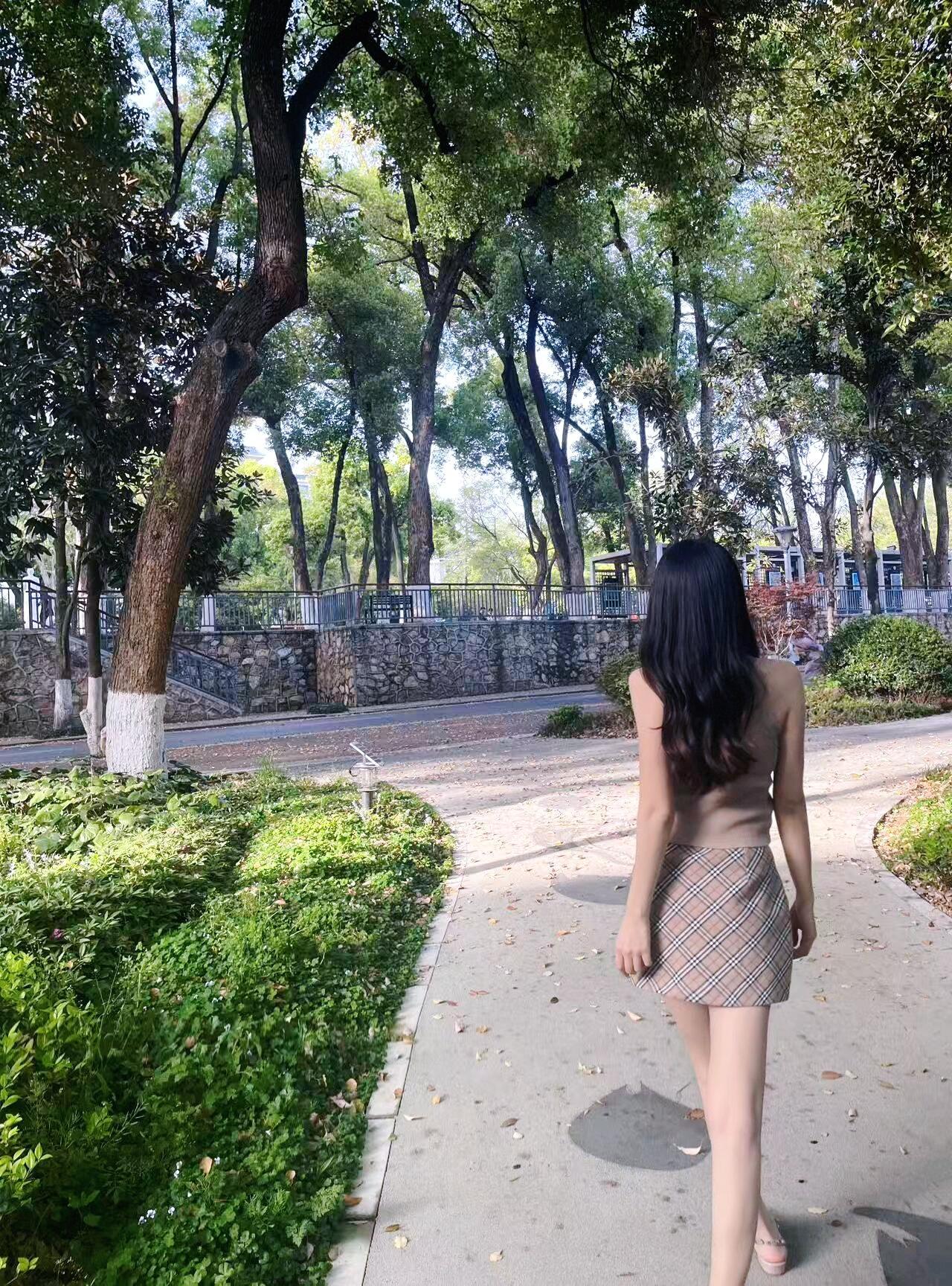 一个男人尽量不要让女人喜欢上你。因为你还没学会收拾自己的时候，人家已经把