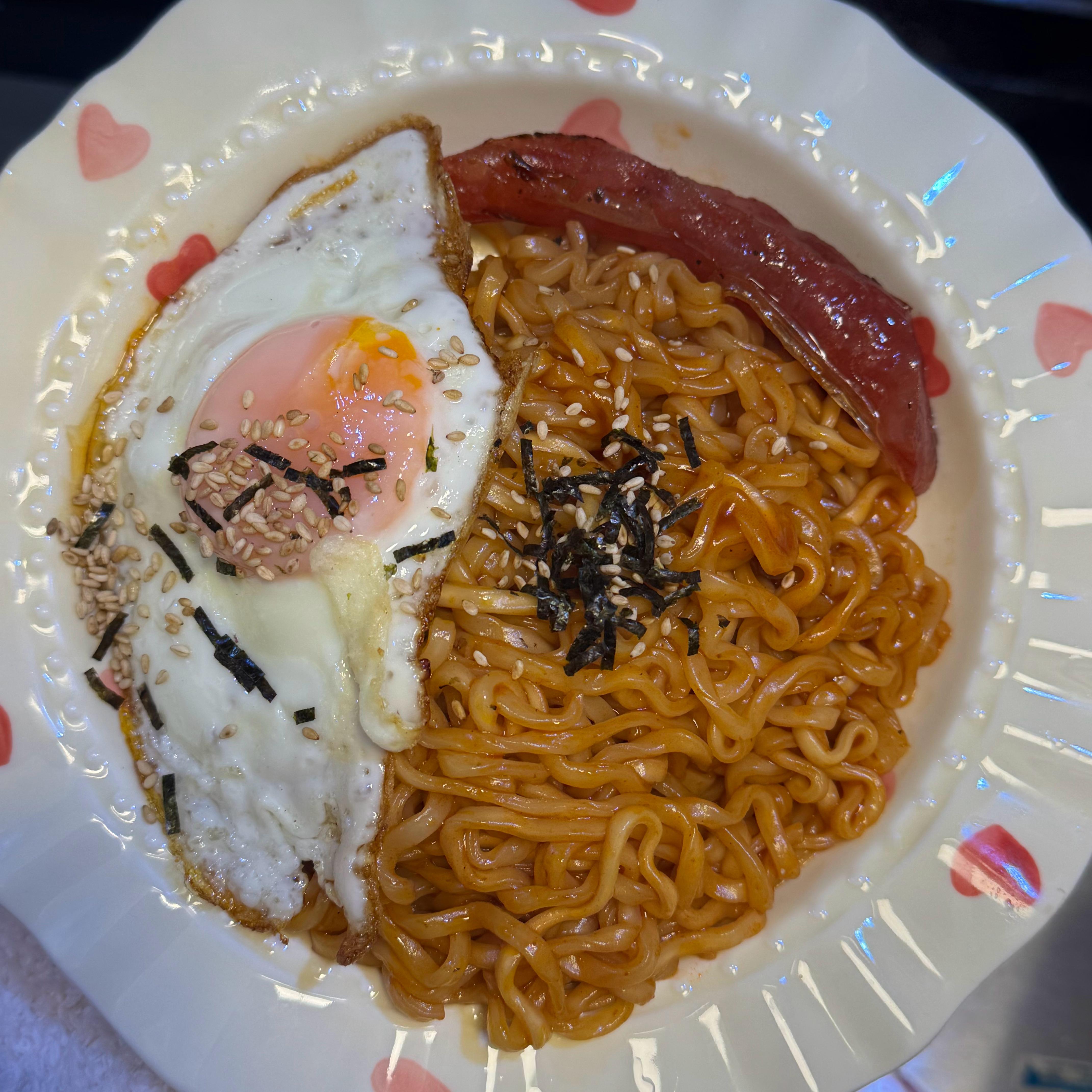 我其实根本不喜欢火鸡面，我就是在跟它博弈。我装作被它辣得神魂颠倒但其实这都是我计