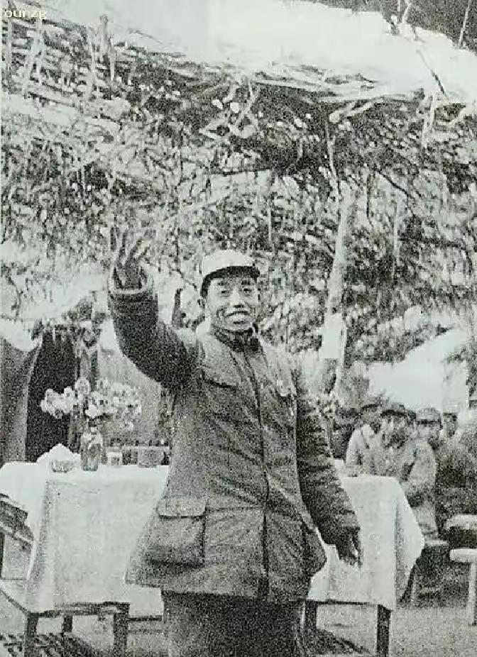 96万人的城市，11万国民党军政人员，9700多名在册警察。蒋介石管南京叫